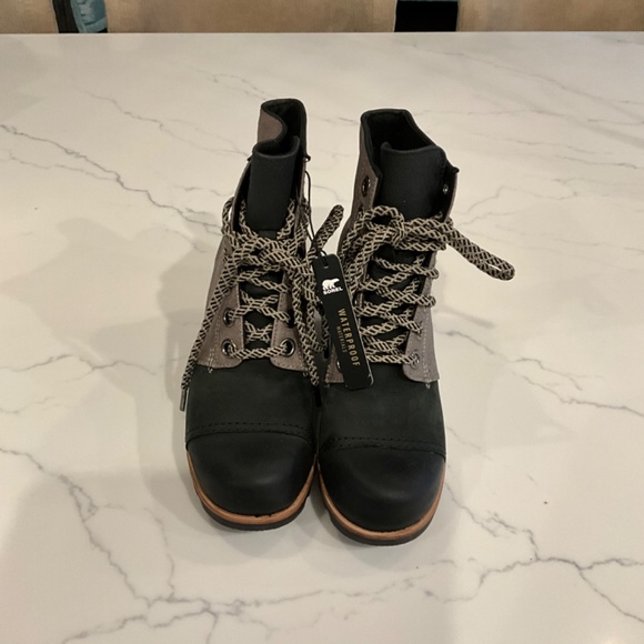 Sorel. NEW!  Size 8 Wedge Lace Boot Black and gray Waterproof - Picture 2 of 3